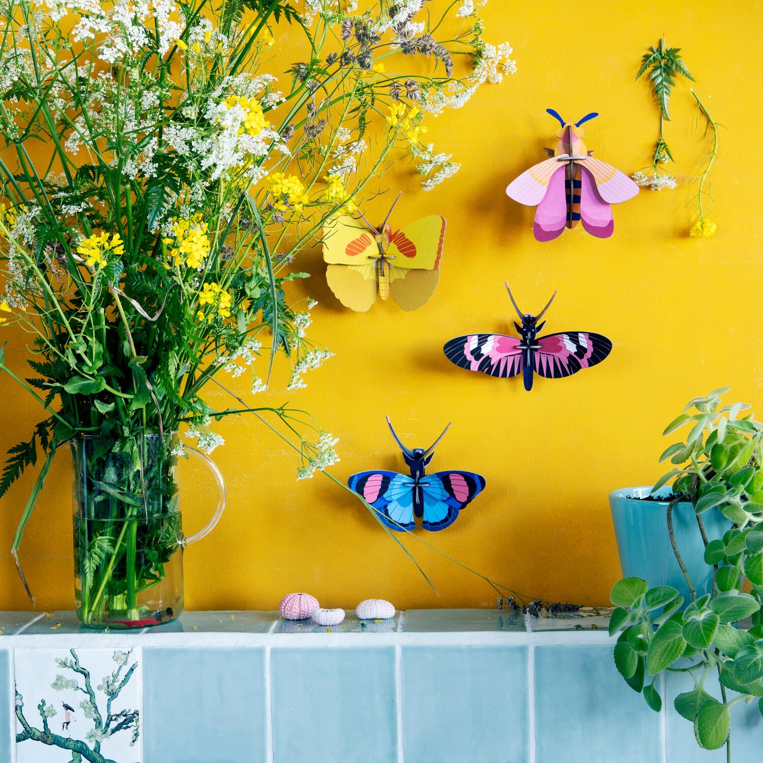 Pink bi vægdekoration